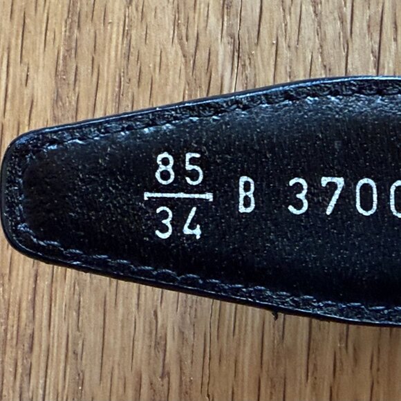 Gorgeous vintage 1990s/2000s Versace belt!  Very gently worn, 85